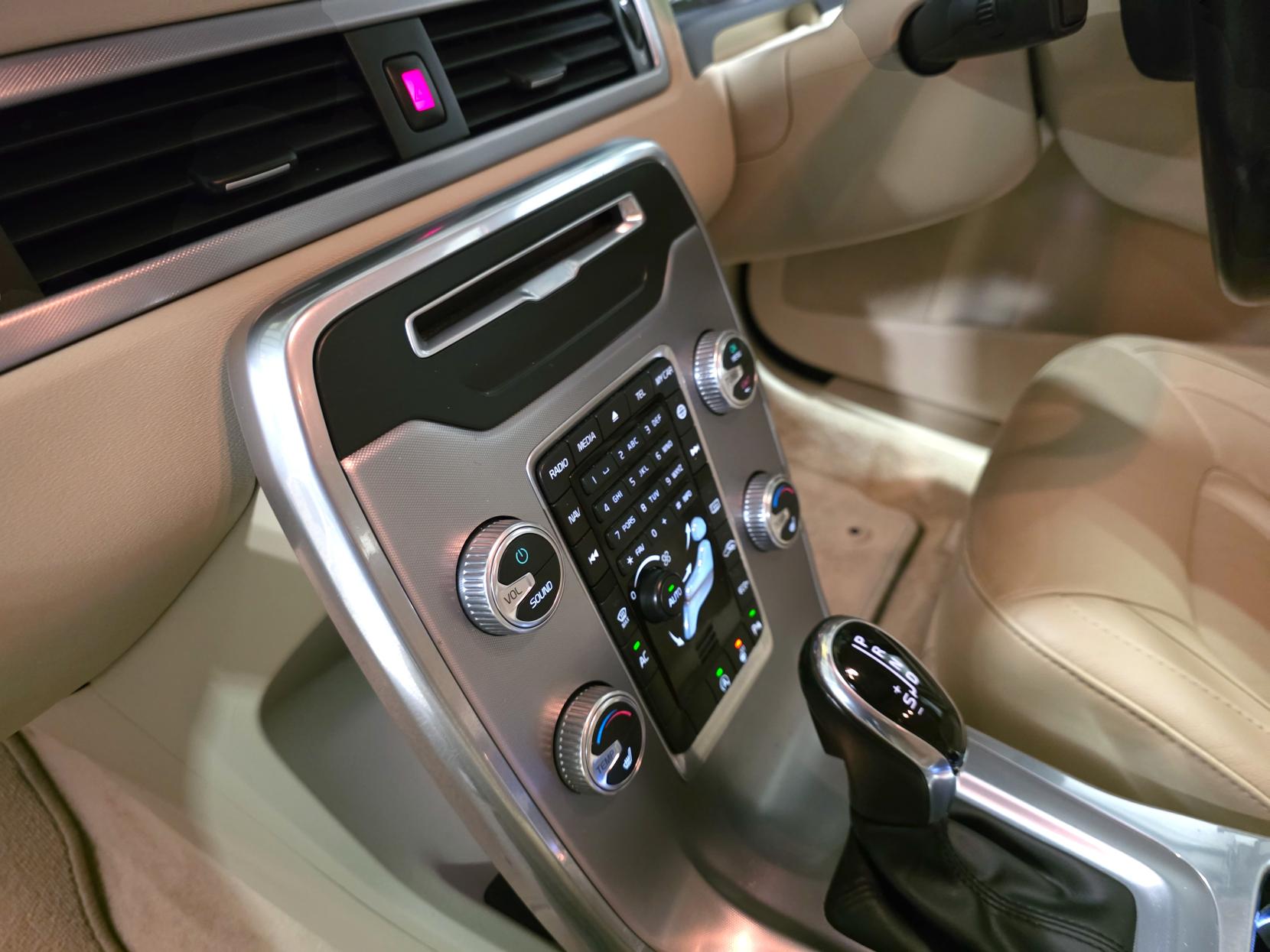 Volvo V70 2.0 D4 SE Lux Estate 5dr Diesel Auto Euro 6 (s/s) (181 ps)