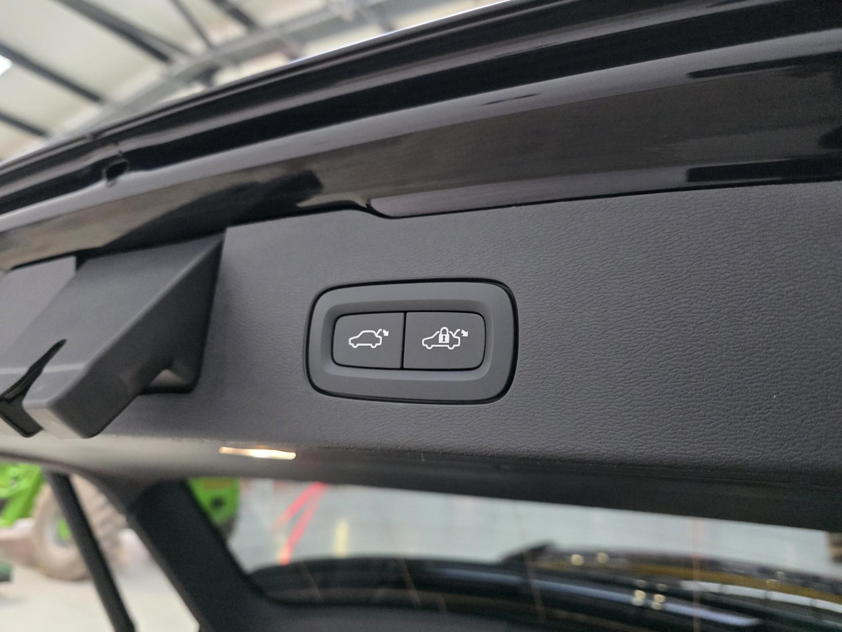 Volvo V60 2.0h T6 Recharge 18.8kWh Plus Dark Estate 5dr Petrol Plug-in Hybrid Auto AWD Euro 6 (s/s) (350 ps)